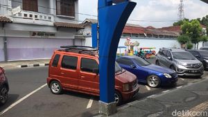 Ups! Parkir Mobilnya Salah Garis