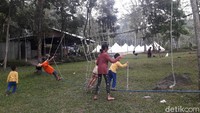 Sementara di halaman tenda, terdapat kursi dan meja kayu untuk makan atau sekadar bersantai bersama keluarga. Bagi pengunjung yang membawa anak-anak, terdapat lahan untuk play ground (Ristu/detikcom)
