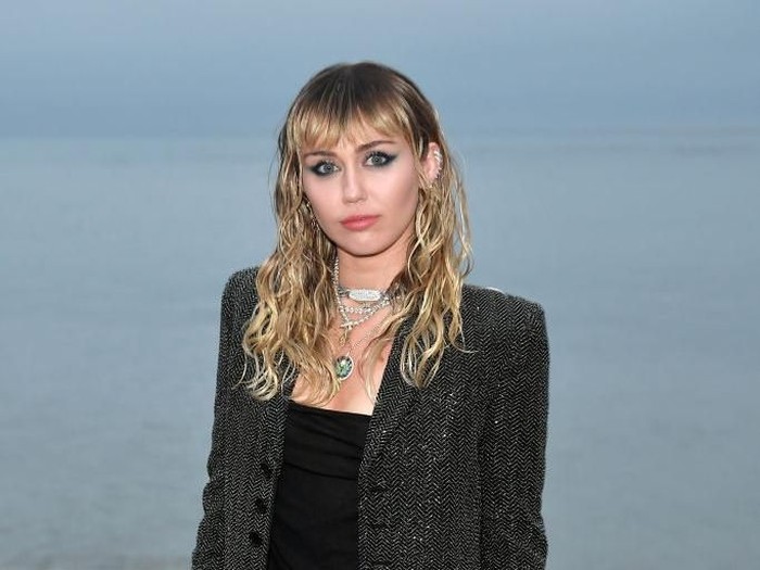 Miley Cyrus dan Liam Hemsworth di Fashion Show Saint Laurent MALIBU, CALIFORNIA - JUNE 06: Miley Cyrus attends the Saint Laurent Mens Spring Summer 20 Show on June 06, 2019 in Paradise Cove Malibu, California. (Photo by Neilson Barnard/Getty Images)