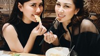Syahnaz dan Nissya terlihat sedang menikmati makanan Jepang yang enak. Keduanya sama-sama doyan makan. Foto: Instagram@syahnazs