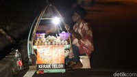 Adanya pedagang kerak telor ini turut melestarikan budaya Betawi dari segi makanan.