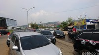 Kondisi arus lalu lintas padat merayap. Wisatawan yang menuju Anyer mulai memadati jalur utama terjadi sejak pagi tadi.
