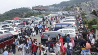 Pantauan detikcom, wisatawan terus berdatangan hingga pukul 15.30 WIB. Kebanyakan pengunjung yang datang didominasi oleh wisatawan lokal (Yudha Maulana/detikcom) 