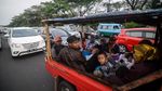 Kendaraan Mengular di Gerbang Tol Pasteur