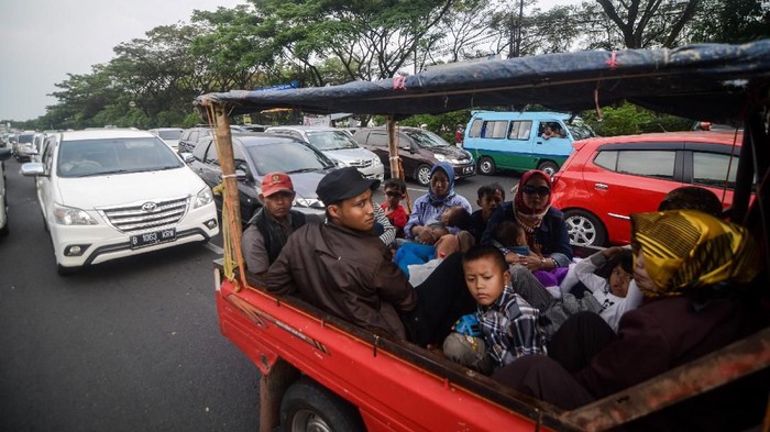 Sebuah keluarga dengan menggunakan mobil bak terbuka yang menuju gerbang tol Pasteur terjebak kemacetan di turunan jalan layang Pasupati, Bandung, Jawa Barat, Sabtu (8/6/2019). Petugas Jasa Marga Pasteur mencatat, pada Sabtu (8/6/2019) kendaraan yang memasuki gerbang tol Pasteur menuju Jakarta hingga pukul 13.30 sebanyak 12.139 kendaraan. ANTARA FOTO/Raisan Al Farisi/foc.