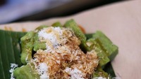 Ngaku, siapa yang suka ke pasar pagi-pagi? Lupis selalu ada di Pasar Gede, Solo di pagi hari. Disajikan dengan serutan kelapa dan juruh manis. Endul! Foto: Instagram@solo.foodie  