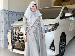 Pose Bareng Alphard Putih, Via Vallen Ucapkan Selamat Lebaran