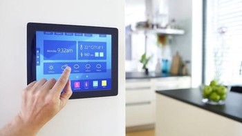 Zaman sekarang, perabotan rumah tangga semakin canggih dan terkoneksi internet. Saat tidak ada di rumah, kita bisa menyalakan lampu, mematikan AC, bahkan mengawasi rumah lewat ponsel dengan bantuan sistem smart home. Foto: via Brainberries