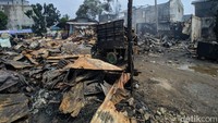 Lapak pemulung yang berada di samping Terminal Pasar Minggu, Jl Raya Pasar Minggu, RT 07/ RW 01 itu terbakar dini hari tadi. Ada 15 unit mobil damkar yang dikerahkan ke lokasi untuk memadamkan api. (Foto: Jefrie Nandy Satria/detikcom)