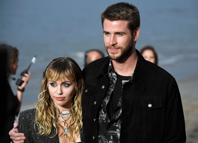 Hari ini, perwakilan Miley mengungkap jika keduanya sudah sepakat untuk berpisah. Keduanya dikatakan ingin fokus pada karier dan diri mereka sendiri. Miley dan Liam diketahui baru menikah selama delapan bulan dan sudah menjalani hubungan putus-sambung selama delapan tahun. Foto: Miley Cyrus dan Liam Hemsworth (Getty Images/Neilson Barnard)