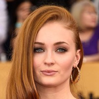 Sadar punya mata yang indah, wanita yang kini dinikahi oleh Joe Jonas itu lebih sering dengan makeup smokey eyes. Mata abu-abunya pun semakin menonjol dengan riasan mata bold. Penampilan glamournya ini saat hadir di Annual Screen Actors Guild Awards 2015 silam. (Foto: Getty Images)