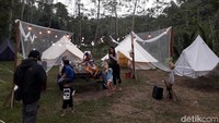 Berada persis di lereng Gunung Merapi, Indekostour Glamping memiliki 10 tenda yang isinya kasur sejumlah tamu dan fasilitas tidur lainnya. Total bisa menampung sekitar 55 orang (Ristu/detikcom)