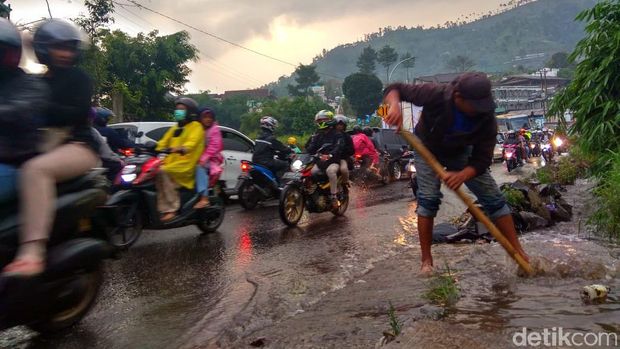Genangan 50 Cm Penyebab Kawasan Wisata Cikole-Lembang Macet