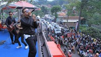 Selain itu juga ada gelaran konser mini di Pospol tersebut untuk menghibur pengendara yang terimbas buka tutup jalur Nagreg tersebut. Police Band menghibur langsung para pengguna jalan. Mini konser itu cukup menyita perhatian.