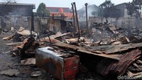 Petugas damkar menyebutkan api yang membakar lapak juga merambat ke permukiman warga. Api berhasil dipadamkan pukul 05.17 WIB.