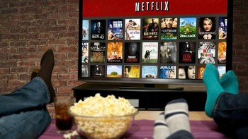 Zaman streaming seperti sekarang, kita bisa menonton apapun yang kita inginkan, tidak harus menurut dengan yang disajikan oleh stasiun TV. Kalau ketinggalan pun, kita bisa merekamnya untuk ditonton saat kita senggang. Foto: via Brainberries