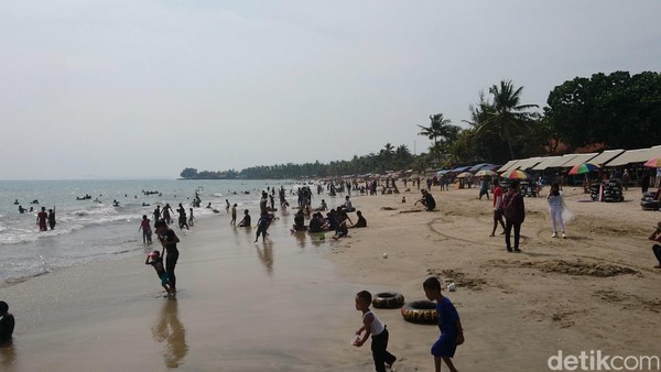 Kawasan Pantai Anyer sudah favorit jadi tempat liburan warga Jakarta dan sekitarnya. Terutama, di libur Lebaran dan libur akhir tahun (M Iqbal/detikcom)