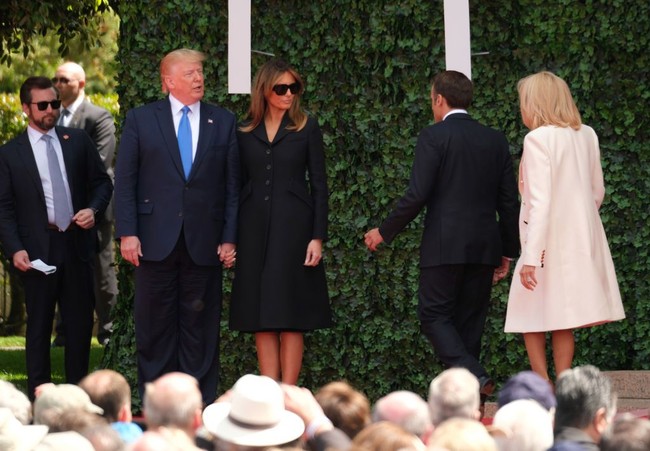 Masih dari acara peringatan Perang Dunia II, Melania juga memakai coat dress keluaran Dior yang harganya berkisar US$ 5.000 atau Rp 70 jutaan. Tidak ketinggalan heels keluaran Roger Vivier seharga US$ 760 (Rp 10 juta). Jika ditotal, harga gaya Melania Trump tersebut mencapai US$ 165.000 atau sekitar Rp 3 miliar. (Foto: Sean Gallup/Getty Images)