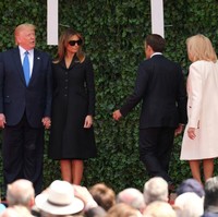 Masih dari acara peringatan Perang Dunia II, Melania juga memakai coat dress keluaran Dior yang harganya berkisar US$ 5.000 atau Rp 70 jutaan. Tidak ketinggalan heels keluaran Roger Vivier seharga US$ 760 (Rp 10 juta). Jika ditotal, harga gaya Melania Trump tersebut mencapai US$ 165.000 atau sekitar Rp 3 miliar. (Foto: Sean Gallup/Getty Images)