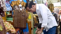Saat tiba di Pasar Beringharjo, Jokowi dan keluarga menuju deretan kios yang menjual pakaian batik di los utara pasar, lalu masuk ke salah satu kios (Foto: Muchlis Jr - Biro Pers Sekretariat Presiden).
