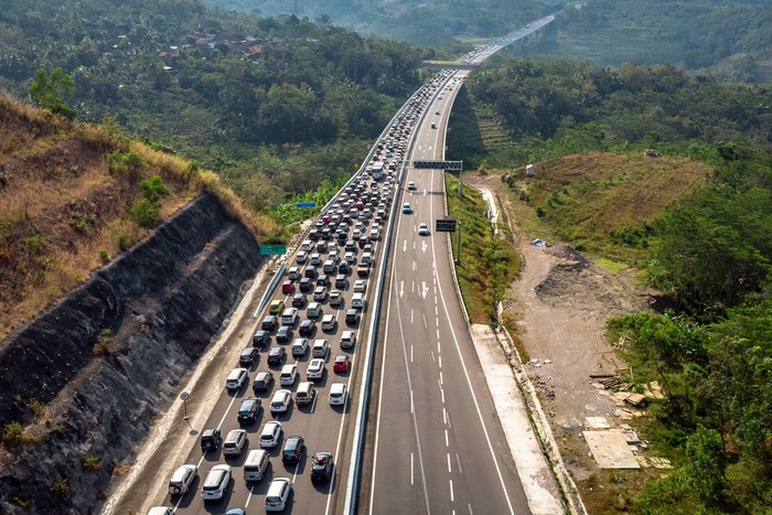 Kendaraan yang didominasi pemudik melintas di Jalan Tol Trans Jawa Semarang-Solo Km 437, Pringapus, Kabupaten Semarang, Jawa Tengah, Sabtu (8/6/2019). Pada H+3 arus balik Lebaran 2019 pada siang hari, volume kendaraan dari arah Solo dan Jawa Timur yang akan menuju Jakarta melalui Semarang di jalur tol tersebut terpantau padat. ANTARA FOTO/Aji Styawan/foc.