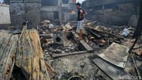 Kebakaran lapak pemulung di Pasar Minggu, Jakarta Selatan (Jaksel) merembet ke rumah warga. Akibatnya, sembilan kontrakan yang berdekatan dengan lapak juga ikut terbakar. (Foto: Jefrie Nandy Satria/detikcom)