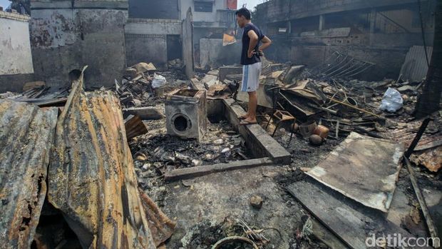 Cerita Suratman Tembus Kobaran Api Saat Lapak Pemulung Pasar Minggu Terbakar