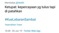 Diantara kue-kue ada juga ketupat. Ketupat yang ini tak dimakan bersama opor ya. Ketupat : kepercayaan yang tulus tapi dipatahkan. Waduh sedihnya! Foto: Twitter