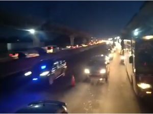 Duh, Pakai Strobo, Mobil-mobil Seenaknya Ngebut di Jalur Contra Flow