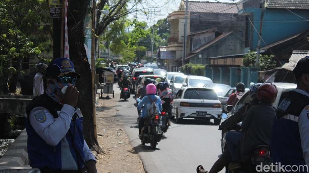 Jalan ke Kawasan Wisata Cipanas dan Darajat Garut Macet