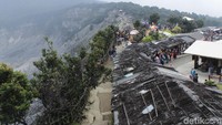 Sejak hari pertama libur lebaran, TWA Tangkuban Parahu ramai dikunjungi wisatawan dari Sumatera, Bali, Jakarta dan sekitarnya. Sementara itu, jumlah wisatawan asing hanya berjumlah 40-60 orang perharinya (Yudha Maulana/detikcom) 