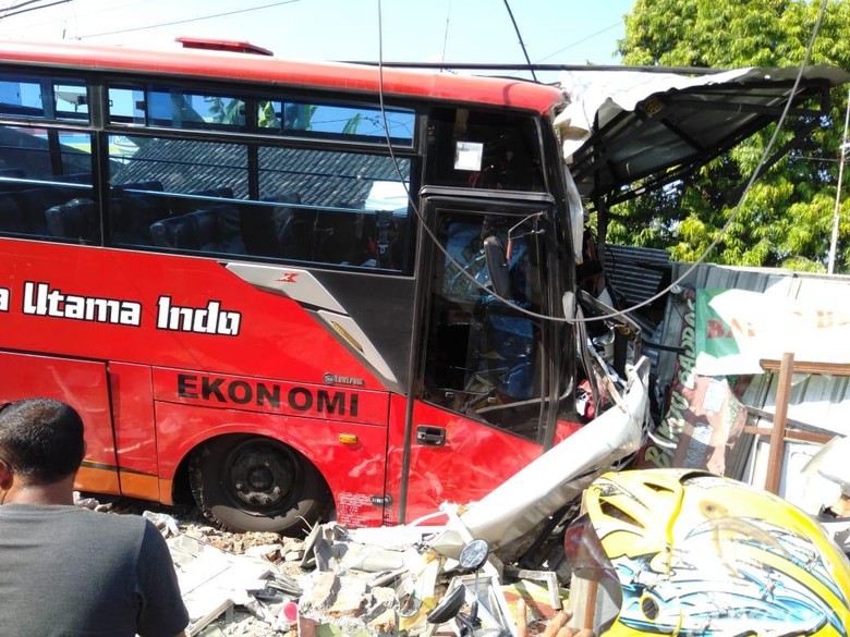 Sebuah Bus Tabrak Rumah dan Toko Hingga Hancur di Bojonegoro Sebuah Bus Tabrak Rumah dan Toko Hingga Hancur di Bojonegoro