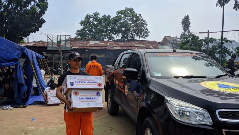 Dinsos-BPBD DKI Beri Bantuan untuk Korban Kebakaran Lapak Pemulung Pasar Minggu Dinsos-BPBD DKI Beri Bantuan untuk Korban Kebakaran Lapak Pemulung Pasar Minggu
