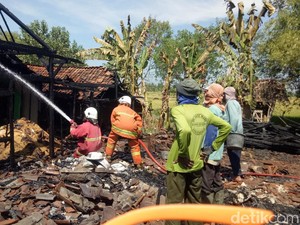 Kebakaran Hanguskan 4 Rumah Semi Permanen di Bojonegoro