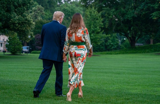 Perjalanan stylish Melania Trump ke Inggris dimulai ketika sang Ibu Negara bertolak dari halaman Gedung Putih, Washington, AS. Shirt dress Gucci bermotif abstrak seharga US$ 4.400 atau Rp 62,5 juta menjadi pilihannya. Ia lalu memadukannya dengan Manolo Blahnik Nude Pumps seharga $665 atau sekitar Rp 9,5 juta. (Foto: Getty Images)