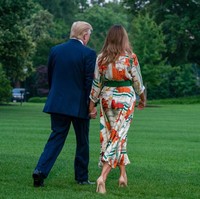 Perjalanan stylish Melania Trump ke Inggris dimulai ketika sang Ibu Negara bertolak dari halaman Gedung Putih, Washington, AS. Shirt dress Gucci bermotif abstrak seharga US$ 4.400 atau Rp 62,5 juta menjadi pilihannya. Ia lalu memadukannya dengan Manolo Blahnik Nude Pumps seharga $665 atau sekitar Rp 9,5 juta. (Foto: Getty Images)