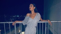 Amine Gulse cantik mengenakan dress biru. Foto: Instagram/@gulseamine