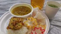 Masyarakat Indonesia menyediakan menu nasi gulai daging sapi, tempe mendoan, kerupuk, es nata de coco dan timun serut khas Nusantara (Septia Hardy Sujiatanti/Istimewa)