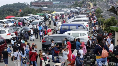 Tangkuban Perahu Dipadati Wisatawan