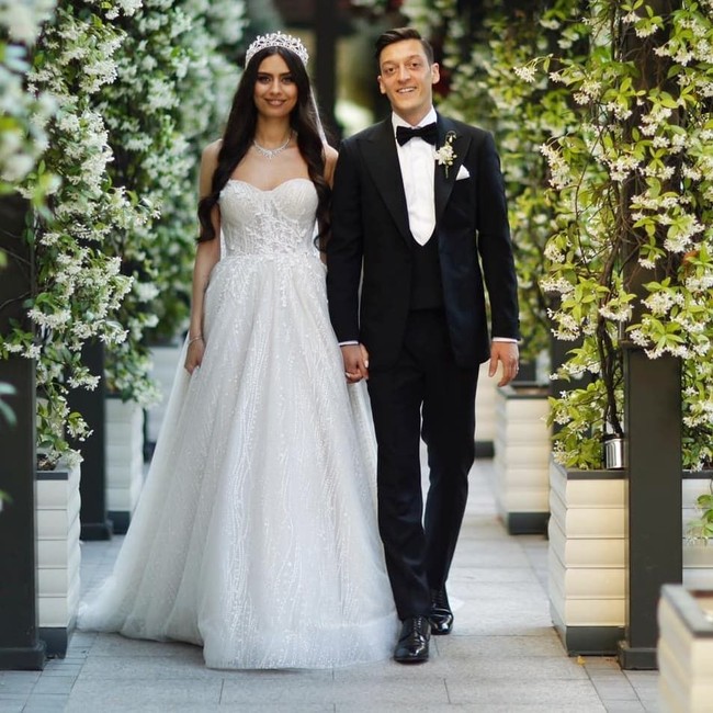 Amine Gulse yang resmi jadi istri Ozil pun tampil cantik dengan gaun pernikahan dan tiara. Ia menggerai rambut panjangnya yang ditata ikal dan menambahkan sejumlah aksesori yang membuatnya semakin menawan. (Foto: Instagram/@gulseamine)