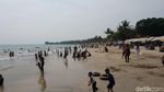Ribuan Wisatawan Padati Pantai Anyer
