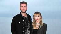 Keduanya tampil serasi. Foto: Miley Cyrus dan Liam Hemsworth (Getty Images/Neilson Barnard)