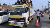 Kasatlantas Polres Bandung AKP Hasby Ristama terus memberi imbauan kepada masyarakat agar tidak menggunakan mobil bak terbuka. Menurut Hasby, meski sudah diingatkan masyarakat tetap menggunakan mobil bak terbuka dengan beragam alasan.