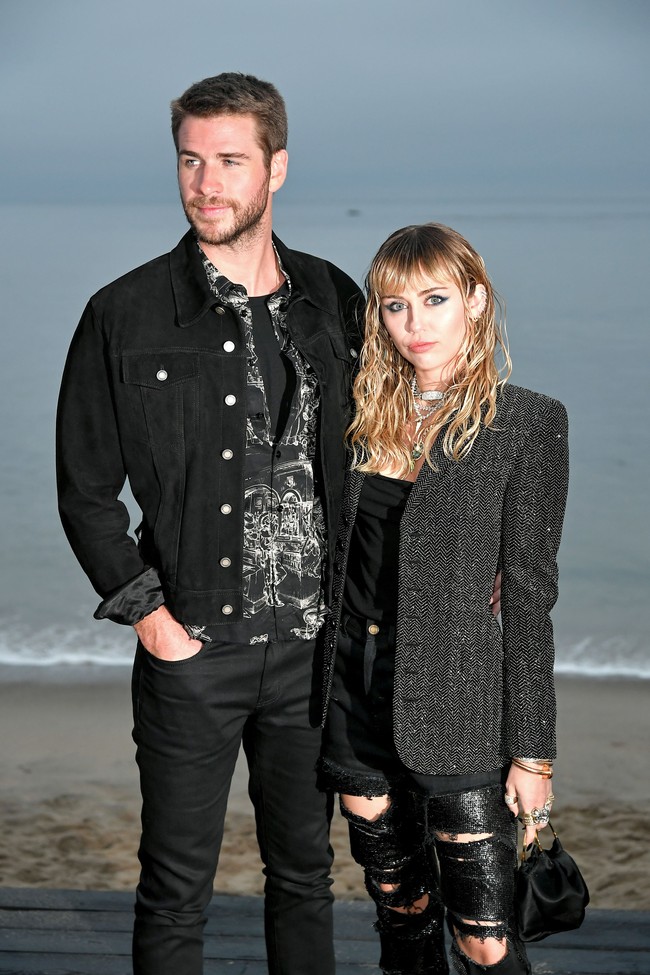 Inilah penampilan Liam Hemsworth dan Miley Cyrus saat menghadiri fashion show Saint Laurent di Pantai Malibu, California, AS. baru-baru ini. (Foto: Neilson Barnard/Getty Images)