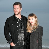 Inilah penampilan Liam Hemsworth dan Miley Cyrus saat menghadiri fashion show Saint Laurent di Pantai Malibu, California, AS. baru-baru ini. (Foto: Neilson Barnard/Getty Images)