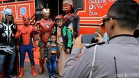 Selain itu pihaknya juga memberikan makanan dan minuman kepada para pengguna jalan yang terimbas buka tutup di jalur nagreg itu.