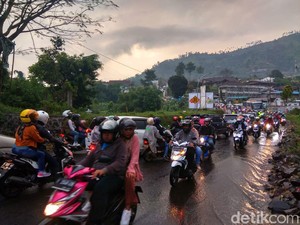 Genangan 50 Cm Penyebab Kawasan Wisata Cikole-Lembang Macet