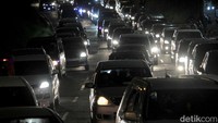 Setelah antrean kendaraan yang ke arah Bandung terurai, petugas di lokasi akan menutup jalan dan memberlakukan sistem one way untuk arah sebaliknya, yaitu Tasikmalaya dan Garut.