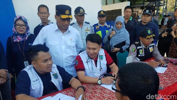 Tinjau Terminal Tingkir Salatiga, Menhub Cek Kesehatan Sopir Bus