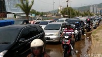 Di simpang JLS, kemacetan terjadi 1 km dari arah Cilegon. Sedangkan, dari pertigaan JLS ke arah Anyer kemacetan terjadi sepanjang 5 km. Awal kemacetan terjadi mulai dari padar Anyer.